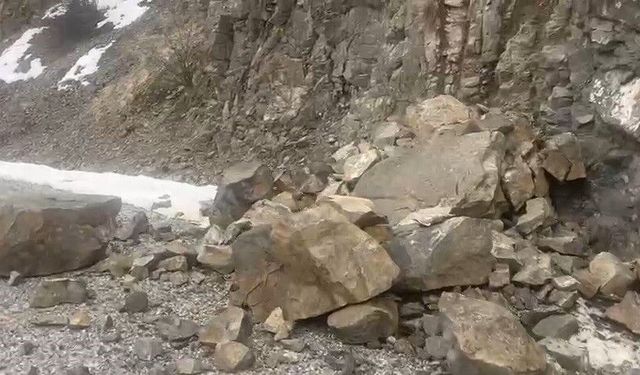 Kemah'taki deprem sonrası Hakbilir köyü yoluna kayalar düştü