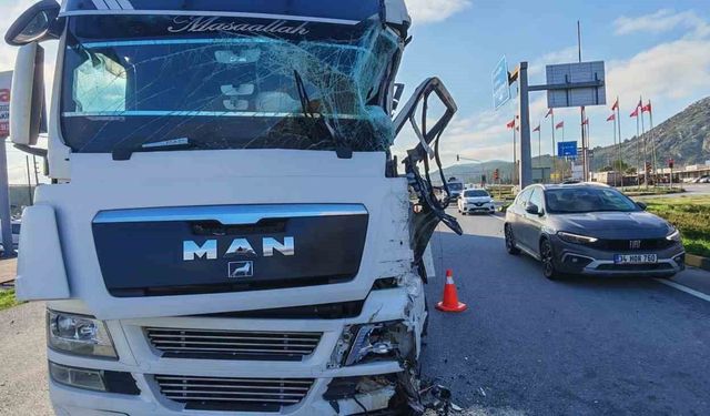 Kırkağaç'ta iki tır çarpıştı: 1 yaralı