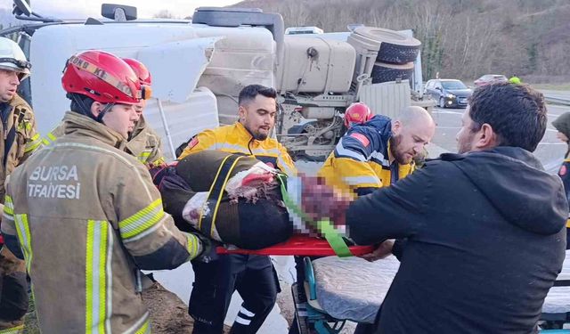 Bursa'da kontrolden çıkan beton tankeri devrildi : Sürücü ağır yaralı
