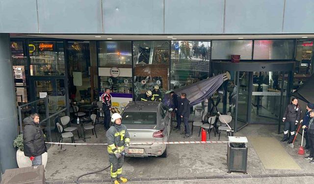 Kontrolden çıkan otomobil AVM'deki kafeye girdi: 1 yaralı