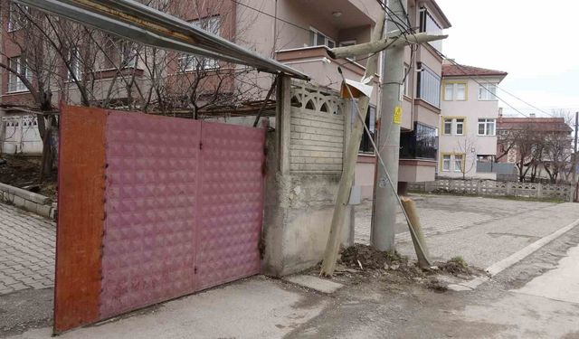 Kontrolden çıkan otomobil ters dönerek demir kapıyı kırıp bahçeye girdi