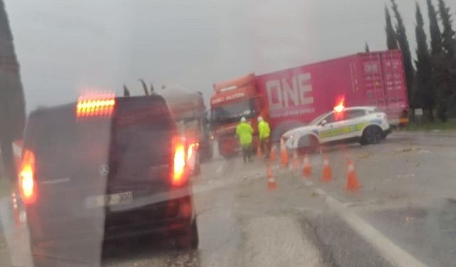 Kontrolden çıkan tır yolu kapattı