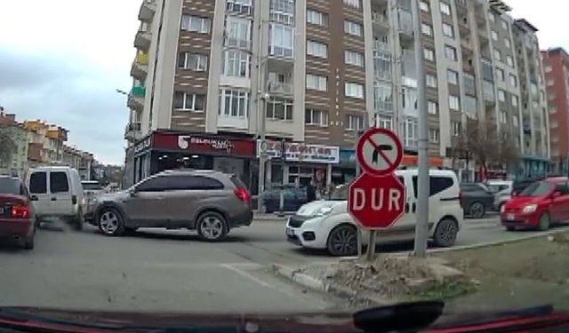 Kütahya'da iki aracın çarpışması kameralara yansıdı