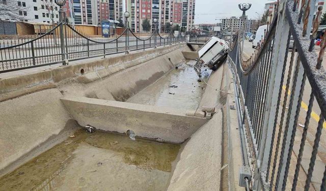 Malatya'da kontrolden çıkan pikap kanala uçtu