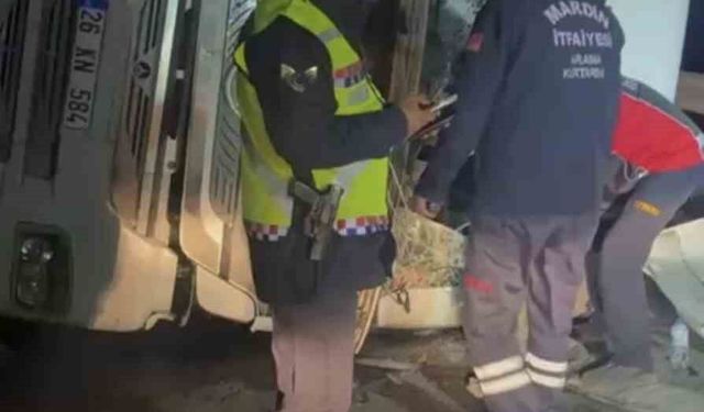 Mardin'de pet şişe yüklü tır devrildi: 1 yaralı