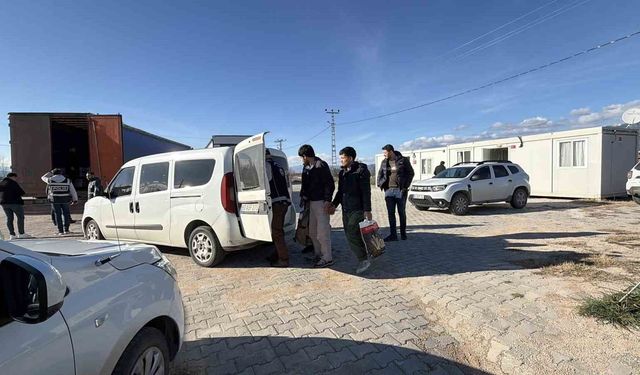 Mermer yüklü tırda gizlenen 4 kaçak göçmen yakalandı