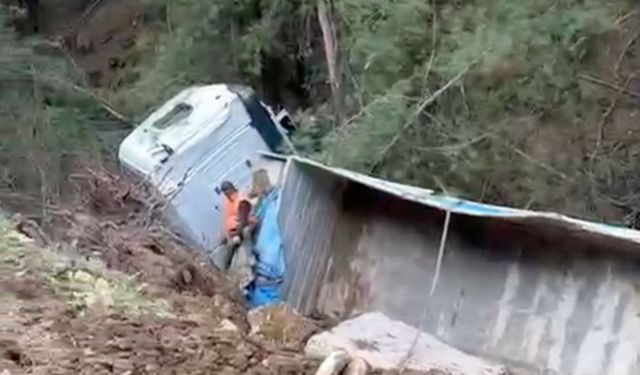 Milas'ta tır şarampole devrildi: 1 yaralı