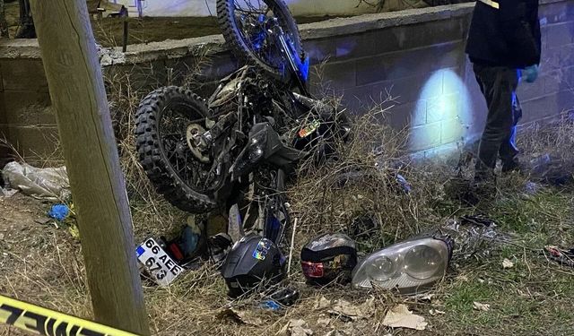 Motosiklet otomobille kafa kafaya çarpıştı