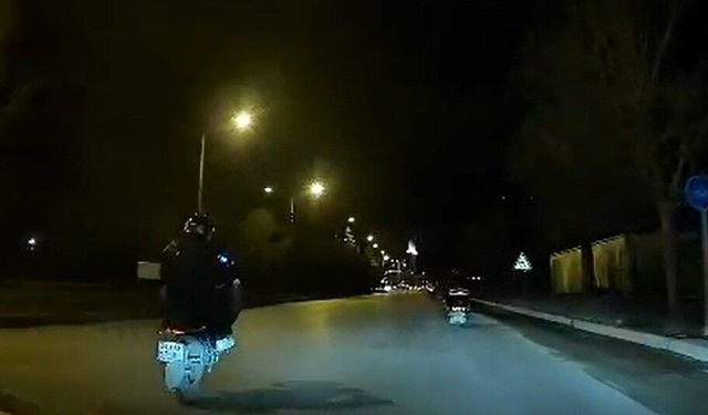 Motosikletinin önünü kaldırarak seyreden sürücü trafiği tehlikeye attı