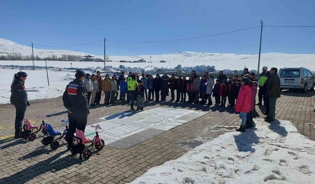 Muş'ta öğrencilere jandarmadan trafik ve güvenlik eğitimi