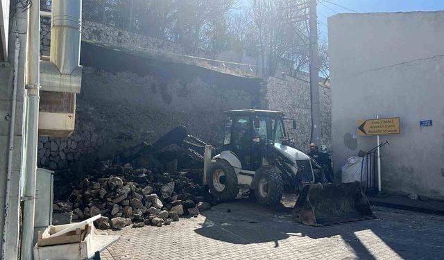 Niğde Kalesi'nde istinat duvarı çöktü