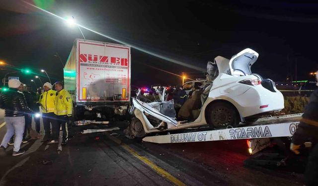 Tıra çarpan otomobilin sürücüsü hayatını kaybetti