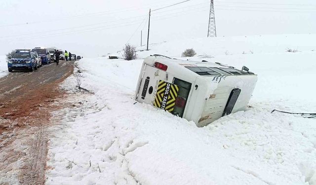 Öğrenci servisi devrildi: 10 yaralı