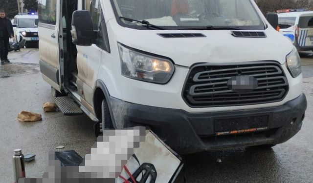 Öğrenci servisi ile çarpışan motokurye kaldırıldığı hastanede hayatını kaybetti