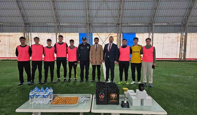 Öğrencilerle halı sahada maç yapan polis, terör örgütleri konusunda bilgilendirdi