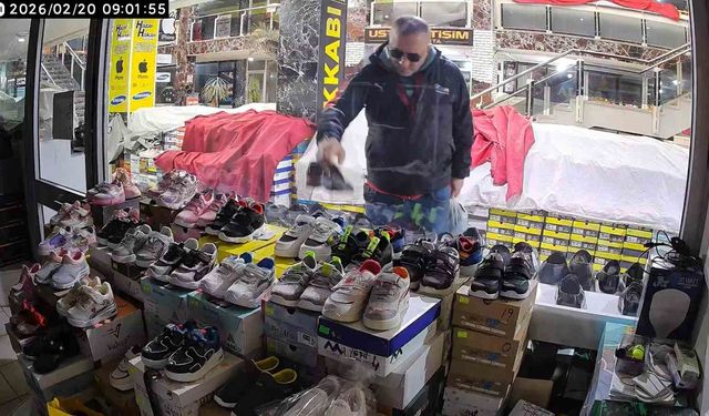 Önce beğendi ardından poşete koyup çaldı