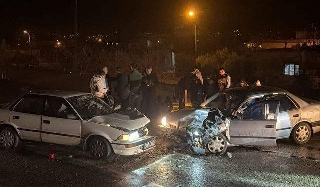 Osmaniye'de iki otomobil kafa kafaya çarpıştı: 4 yaralı