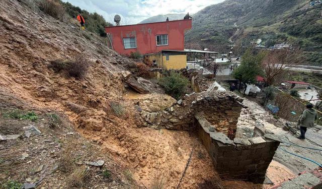Osmaniye'de yağış sonrası toprak kaydı: 5 ev boşaltıldı