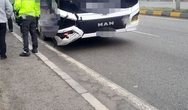 Otobüsle çarpışan motosiklet sürücüsü hayatını kaybetti