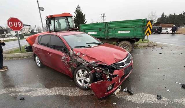 Otomobil ile traktör çarpıştı: 2 yaralı