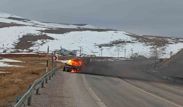Otomobilin alev aldığı anlar kameraya yansıdı