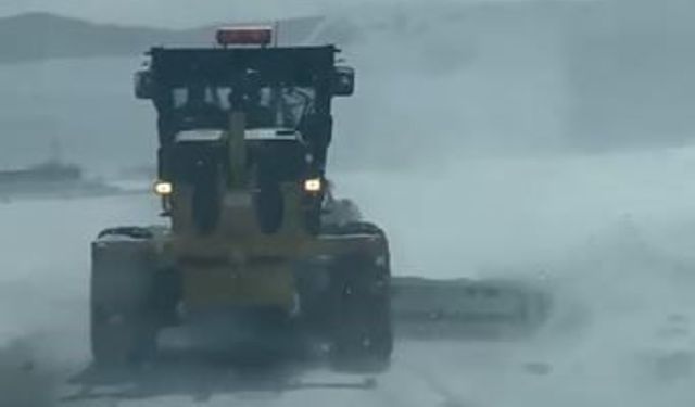 Özel İdare ekipleri tipiden kapanan yolları açmak için aralıksız çalışıyor