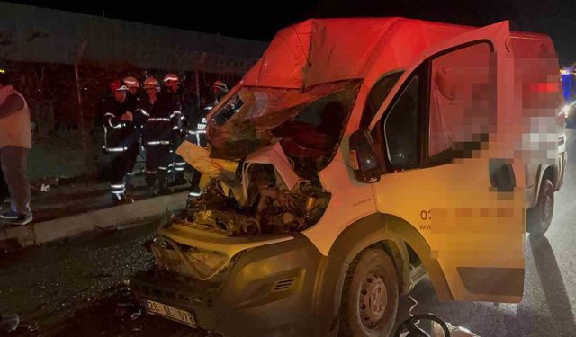 Panelvan araç park halindeki tıra ok gibi saplandı: 2 ağır yaralı