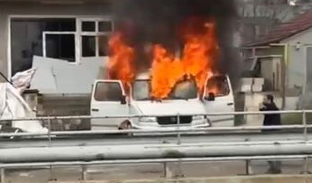 Park halindeki araç alev alev yandı