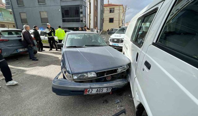 Polisten kaçan 14 yaşındaki sürücü minibüse çarpınca yakalandı