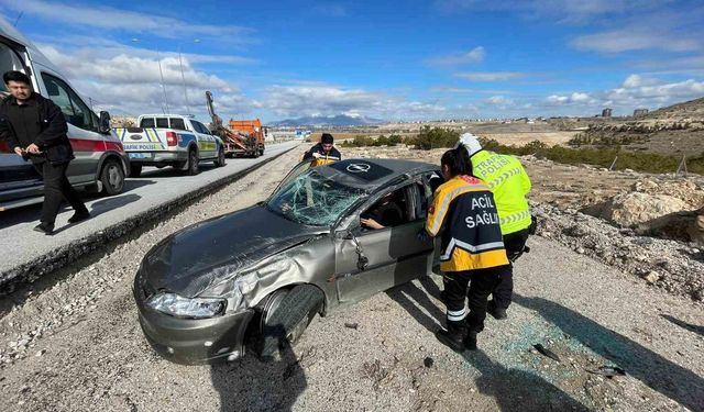 Refüje çarpan otomobil şarampole takla attı: 1 yaralı