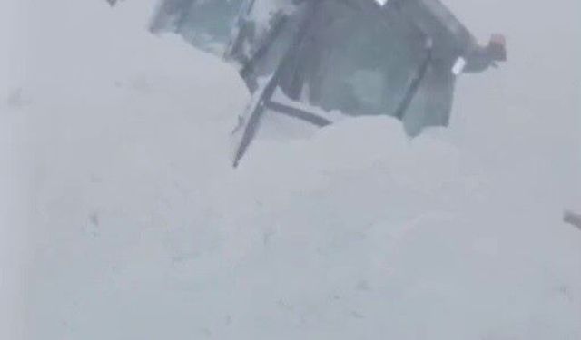 Sahara Geçidi'nde çığ: Kurtarma ekipleri de mahsur kaldı