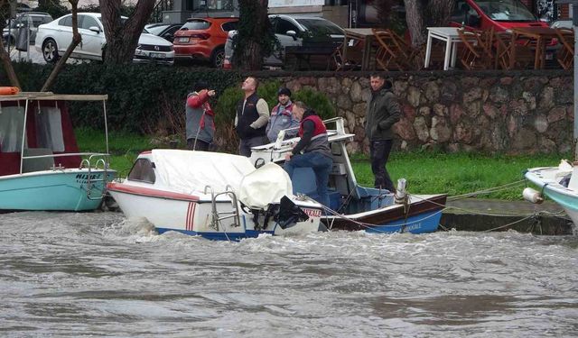 Sarıçay'da balıkçı nöbeti: Balıkçılar tekneleri batmasın diye bekliyor