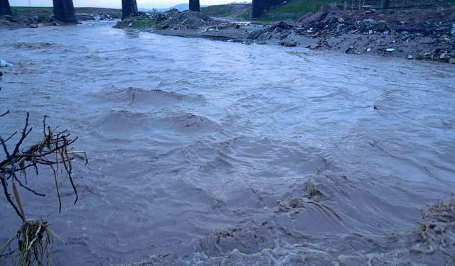 Sel suları Aksu'daki yarım asırlık tarihi köprüye zarar verdi