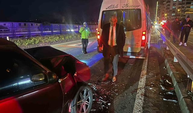 Servis minibüsü ile Tofaş otomobil çarpıştı: 1 yaralı