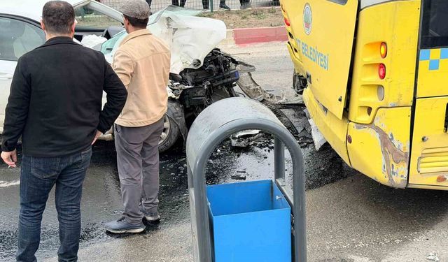 Siirt'te otomobil ile otobüs çarpıştı: 2 yaralı