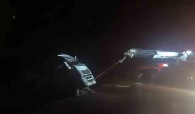 Siirt'te tır devrildi, sürücü hafif yaralandı