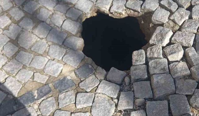 Tarihi altyapı çöktü, yol trafiğe kapatıldı