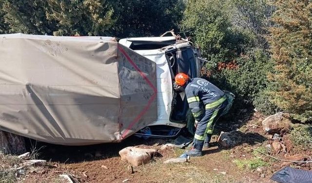 Tavas'ta devrilen kamyonet içerisinde mahsur kalan 2 kişi ve 10 küçükbaş sağ kurtuldu