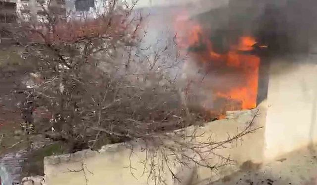 Tek katlı müstakil ev alevlere teslim oldu: 1 ağır yaralı
