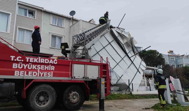 Tekirdağ'da fırtına çatıları uçurdu