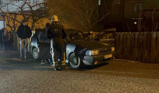 Tekirdağ'da otomobil bahçe duvarına çarptı