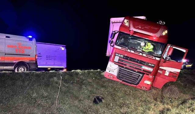 Tır devrilmekten son anda kurtuldu