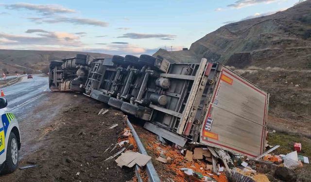 Tır şarampole devrildi, sürücü yara almadan kurtuldu