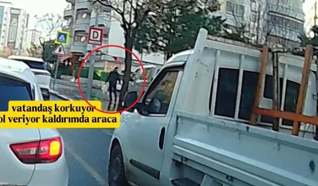 Trafik magandasının kaldırıma çıkıp ilerlediği anlar kameraya yansıdı