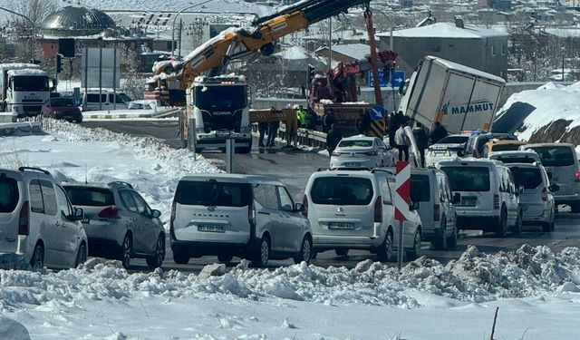 Tuşba'da tır kazasında uzun araç kuyruğu oluştu