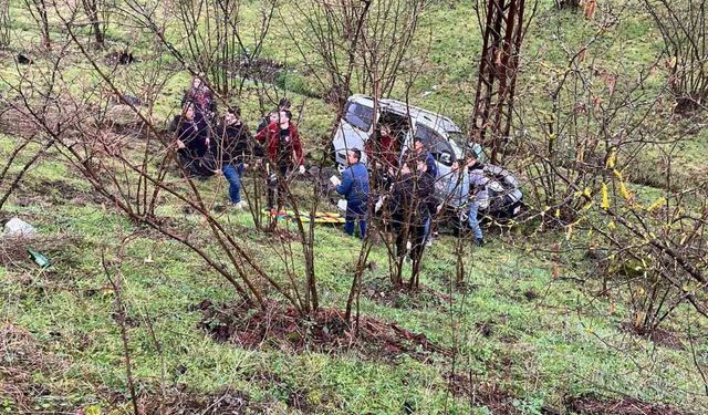 Üç araç birbirine girdi; 1'i şarampole yuvarlandı