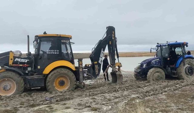 Van Gölü sahilinde çamura saplanan traktör kepçe ile kurtarıldı