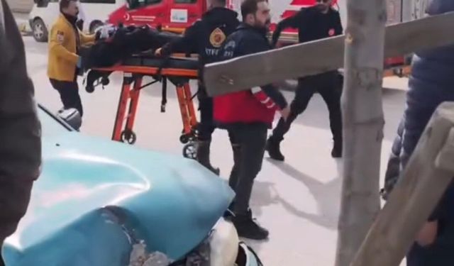 Van'da iki otomobil çarpıştı: 5 yaralı