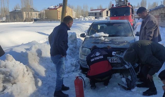 Van'da seyir halindeki otomobil yandı