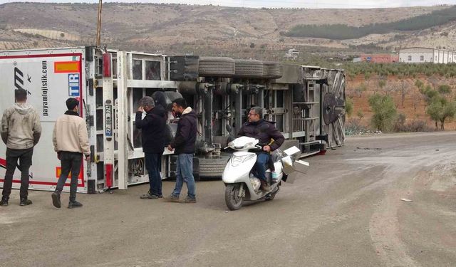 Virajı alamayan tır yan yattı